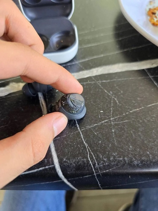Und noch eine Phobie: Samsungs neue Galaxy Buds FE Kopfhörer explodierten in den Ohren eines Mädchens und raubten ihr das Gehör-2 Und noch eine Phobie: Samsungs neue Galaxy Buds FE Kopfhörer explodierten in den Ohren eines Mädchens und raubten ihr das Gehör-2