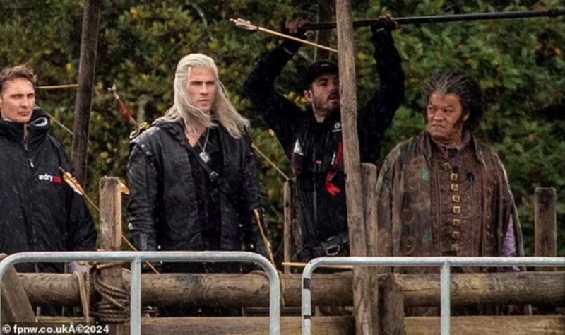 Der Matrix-Star als Vampir: Die ersten Bilder von den Dreharbeiten zur vierten Staffel von The Witcher mit Liam Hemsworth und Laurence Fishburne sind veröffentlicht worden-2 Der Matrix-Star als Vampir: Die ersten Bilder von den Dreharbeiten zur vierten Staffel von The Witcher mit Liam Hemsworth und Laurence Fishburne sind veröffentlicht worden-2