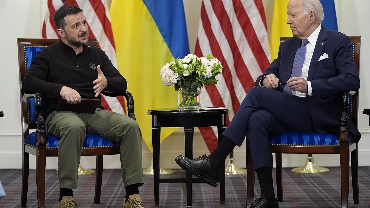 US-Präsident Joe Biden entschuldigte sich öffentlich bei der Ukraine für die Verzögerung der Militärhilfe und kündigte ein neues Paket an, das Munition für HIMARS, Raketen für HAWK, Stinger, Javelin und andere Waffen umfasst US-Präsident Joe Biden entschuldigte sich öffentlich bei der Ukraine für die Verzögerung der Militärhilfe und kündigte ein neues Paket an, das Munition für HIMARS, Raketen für HAWK, Stinger, Javelin und andere Waffen umfasst
