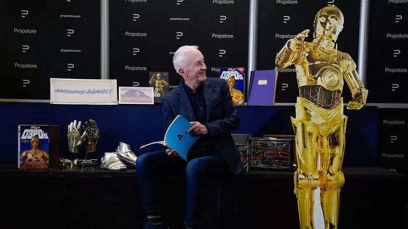 Der Kopf von C-3PO aus der Star-Wars-Filmsaga wurde für 843.000 Dollar versteigert. Der Schauspieler Anthony Daniels, der die Rolle des Droiden spielte, trennte sich von einer Sammlung ikonischer Requisiten-2