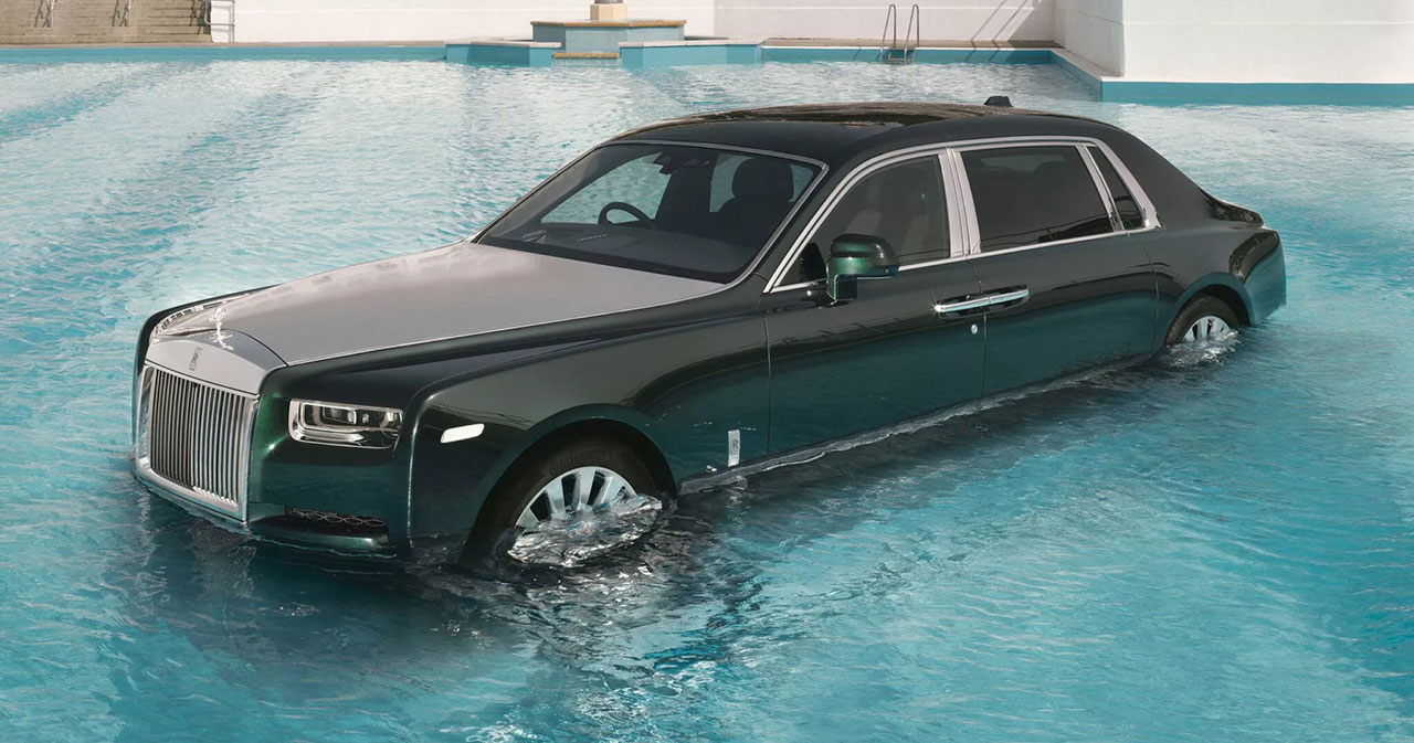 Phantom Rolls-Royce in einem Swimmingpool. Phantom Rolls-Royce in einem Swimmingpool.