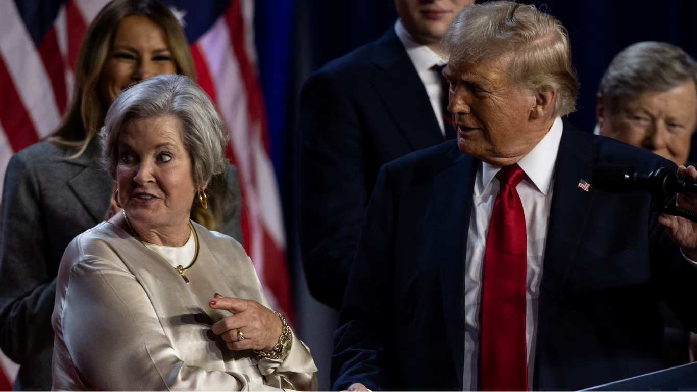 Donald Trump schüttelt seiner Chefberaterin Susie Wiles die Hand