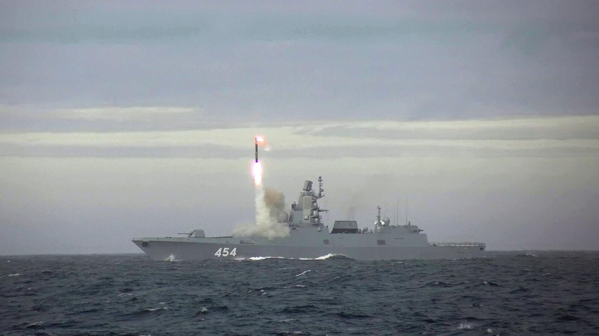 Die russische Marine wird atomgetriebene U-Boote der Yasen-M-Klasse mit Hyperschall-Marschflugkörpern des Typs Zirkon ausrüsten, die eine Startreichweite von bis zu 1.000 Kilometern und eine Höchstgeschwindigkeit von mehr als 11.000 km/h haben. Die russische Marine wird atomgetriebene U-Boote der Yasen-M-Klasse mit Hyperschall-Marschflugkörpern des Typs Zirkon ausrüsten, die eine Startreichweite von bis zu 1.000 Kilometern und eine Höchstgeschwindigkeit von mehr als 11.000 km/h haben.