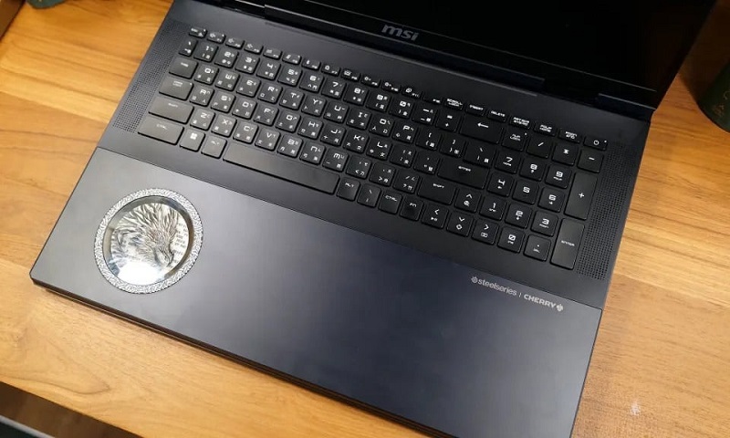 MSI Titan 18 HX Dragon Edition Notebook Frontblende