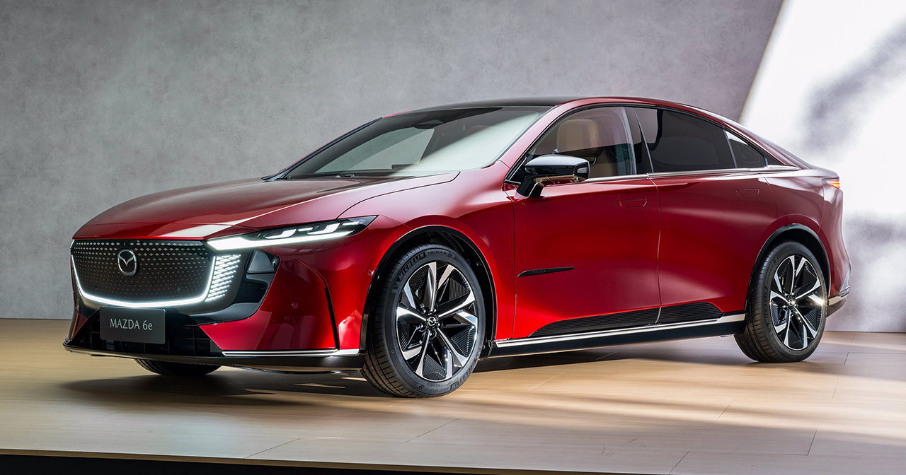Mazda 6e im Hintergrund des Werks Mazda 6e im Hintergrund des Werks