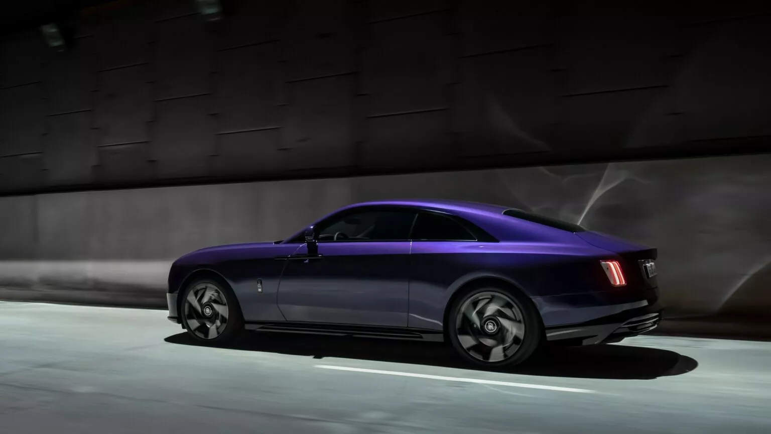 2025 Rolls-Royce Spectre Schwarzes Abzeichen Vorderansicht 2025 Rolls-Royce Spectre Schwarzes Abzeichen Vorderansicht
