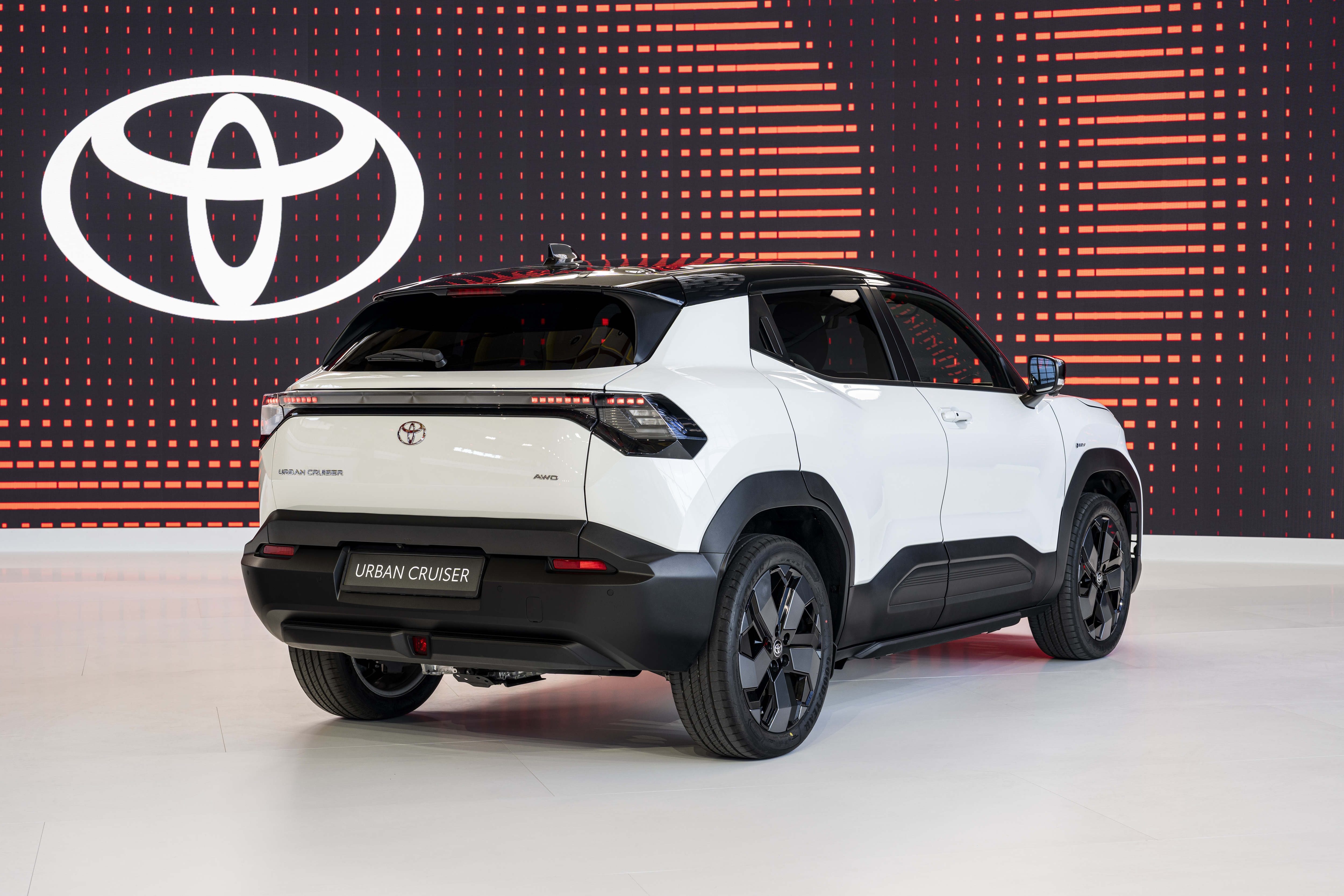 Toyota Urban Cruiser 2025 außen - Panoramablick Toyota Urban Cruiser 2025 außen - Panoramablick
