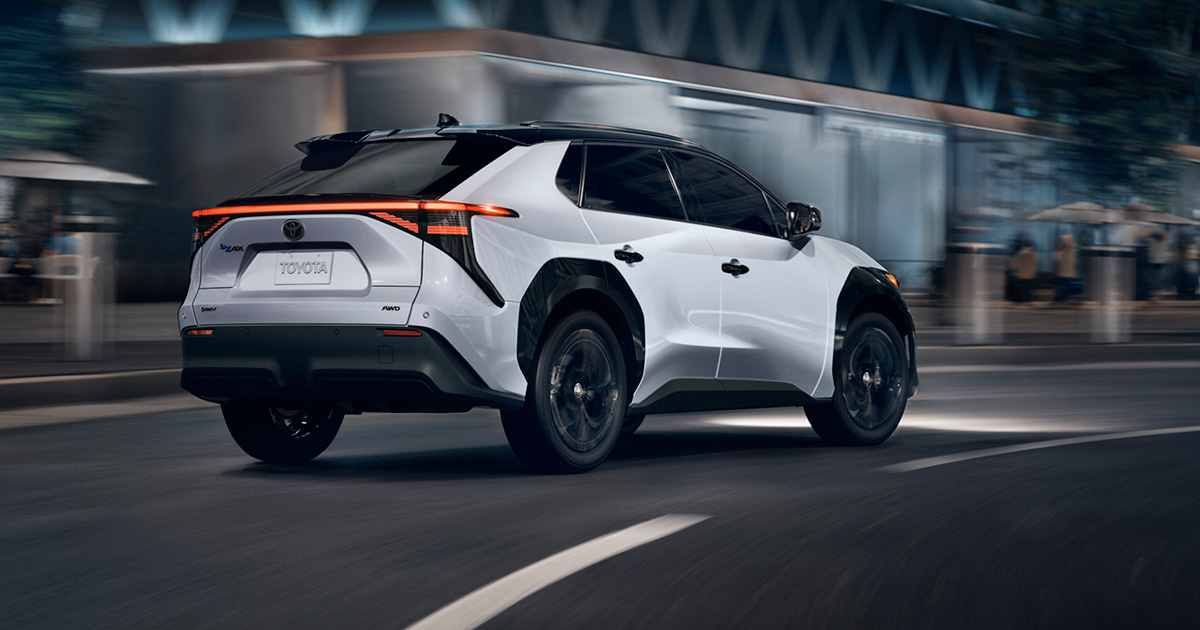 2025 Toyota bZ4X Nightshade Edition - Wind Chill Pearl - Frontansicht 2025 Toyota bZ4X Nightshade Edition - Wind Chill Pearl - Frontansicht