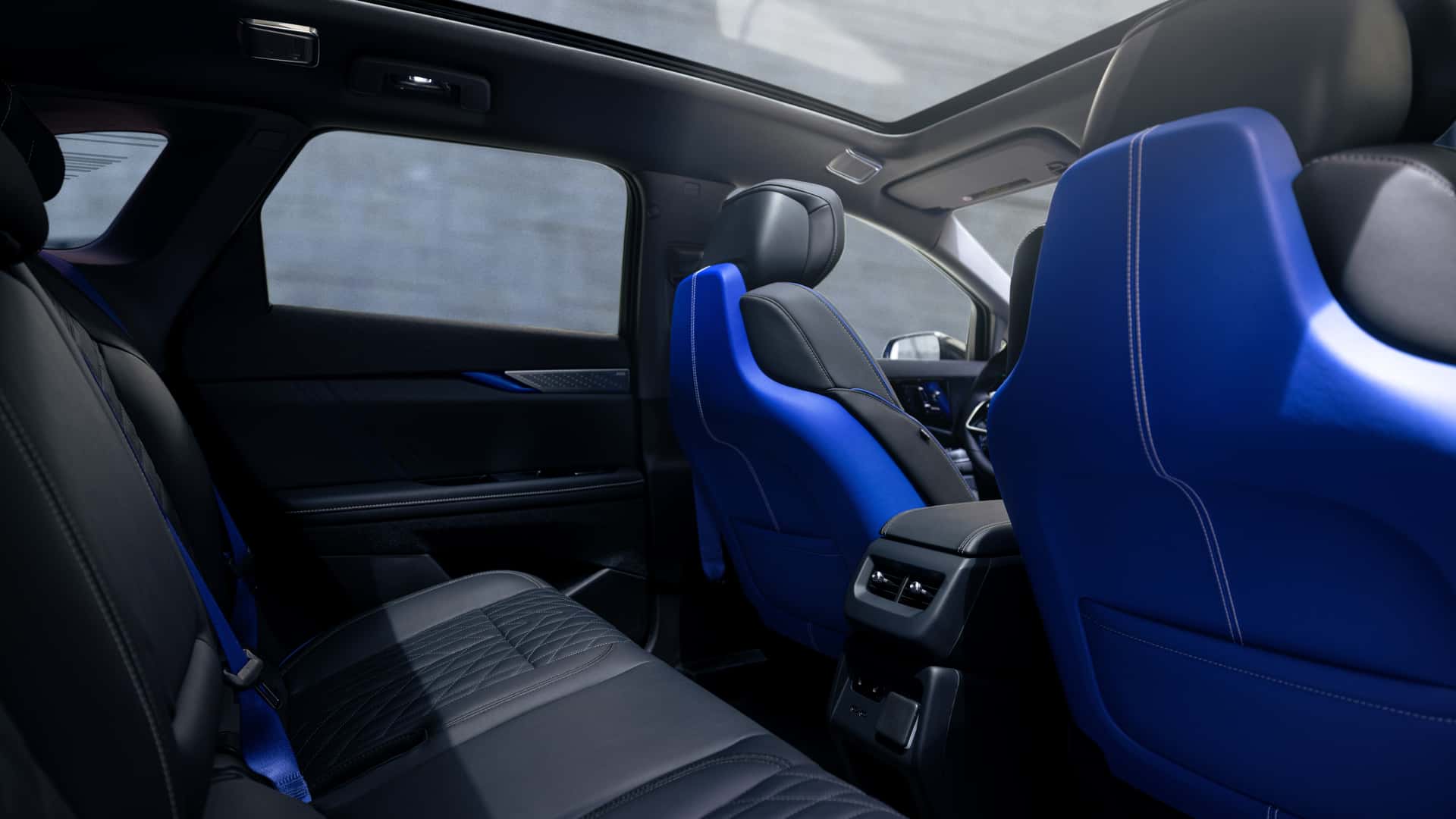 2026 Cadillac Optiq V in der Farbe Magnus Metal Frost. 2026 Cadillac Optiq V in der Farbe Magnus Metal Frost.