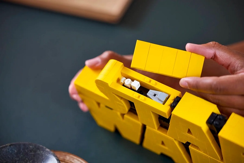 Zusammengebautes Lego-Set mit Star Wars-Logo Zusammengebautes Lego-Set mit Star Wars-Logo