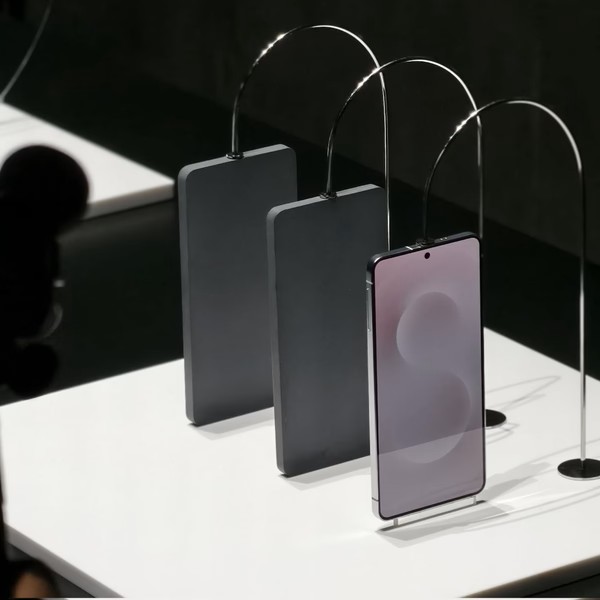 Galaxy S25 Edge Smartphone auf der Messe ausgestellt