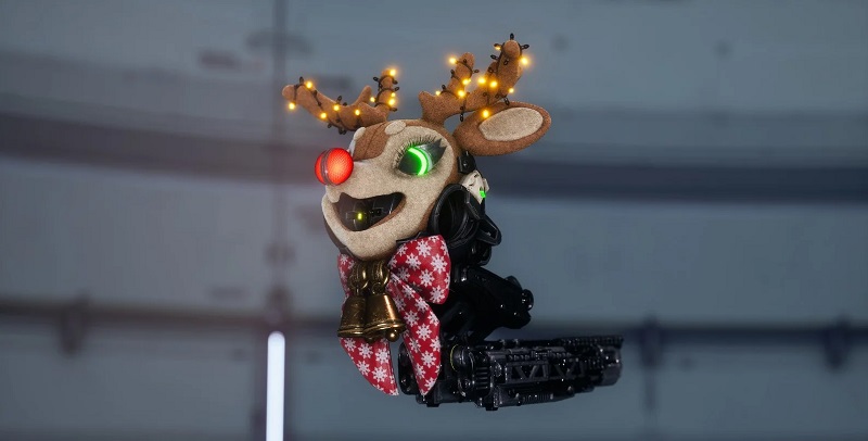 Festliche Kampfdrohne mit einer Rentiermaske