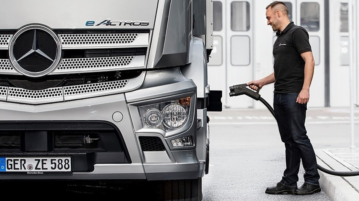 Anschluss des Ladegeräts an einen Mercedes eActros-Lkw Anschluss des Ladegeräts an einen Mercedes eActros-Lkw