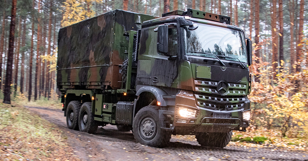 Mercedes-Benz Arocs Lkw mit militärischer Ausrüstung. Mercedes-Benz Arocs Lkw mit militärischer Ausrüstung.