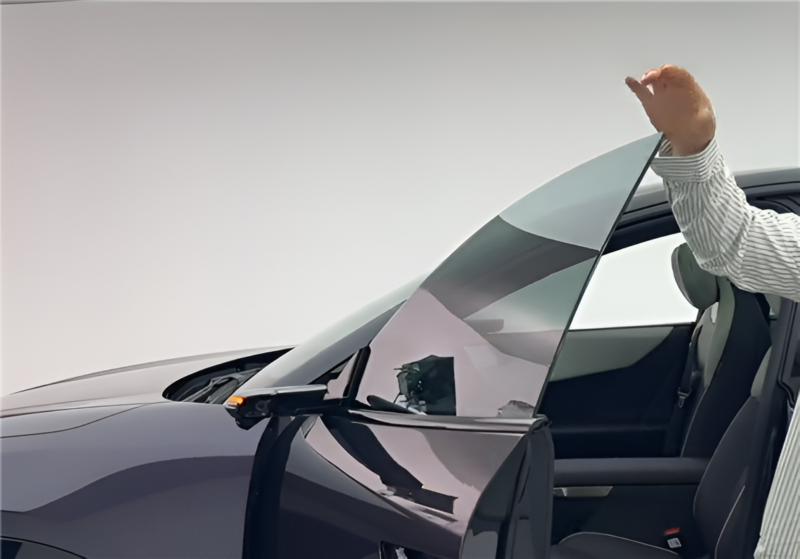 Mazda EZ-60 Innenraum mit großem Bildschirm
