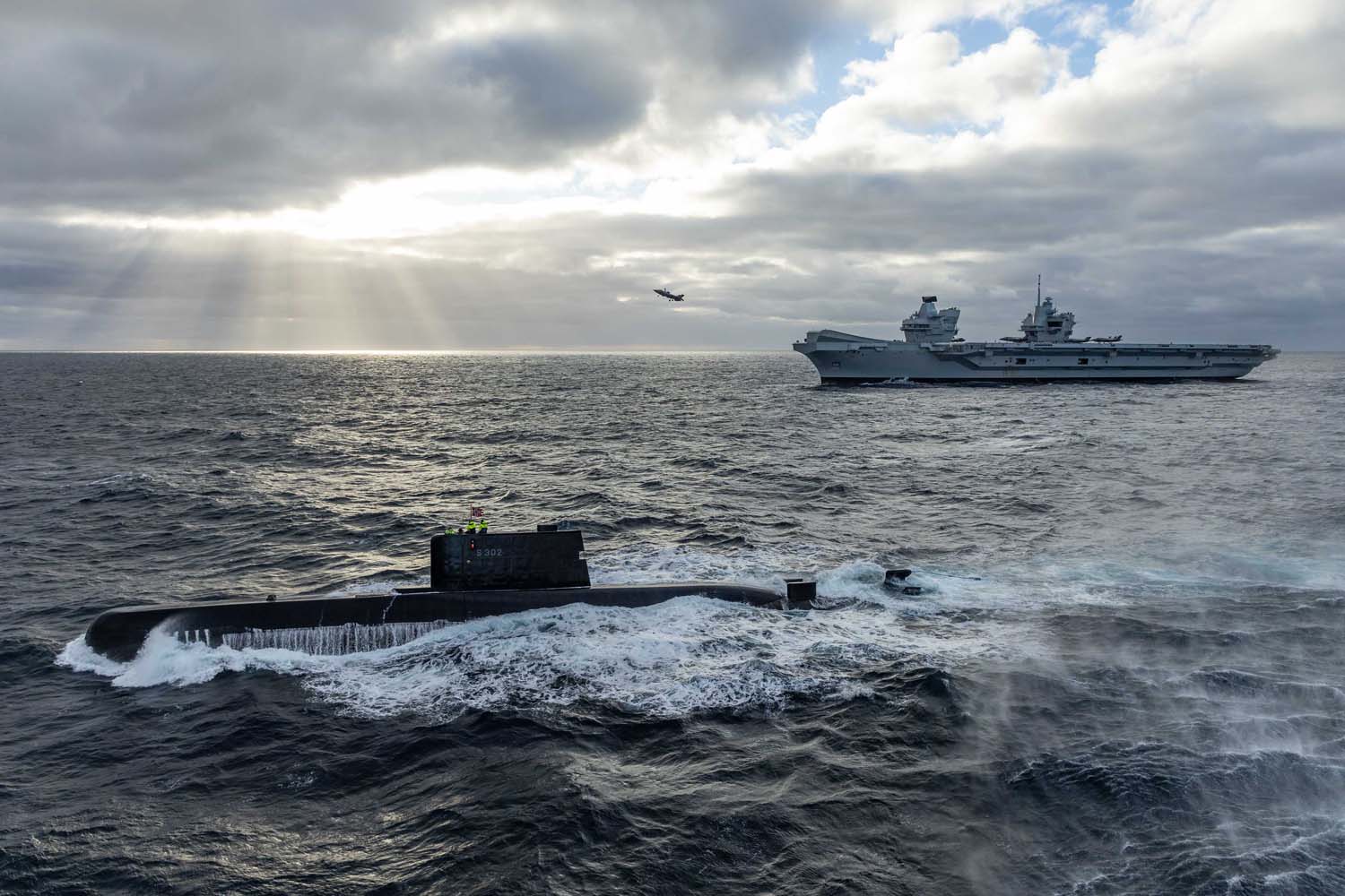 Der britische Flugzeugträger HMS Queen Elizabeth, der Kampfflugzeuge der fünften Generation vom Typ F-35B Lightning II an Bord hat, ist zum ersten Mal in der Geschichte unter NATO-Kommando gestellt worden. Der britische Flugzeugträger HMS Queen Elizabeth, der Kampfflugzeuge der fünften Generation vom Typ F-35B Lightning II an Bord hat, ist zum ersten Mal in der Geschichte unter NATO-Kommando gestellt worden.