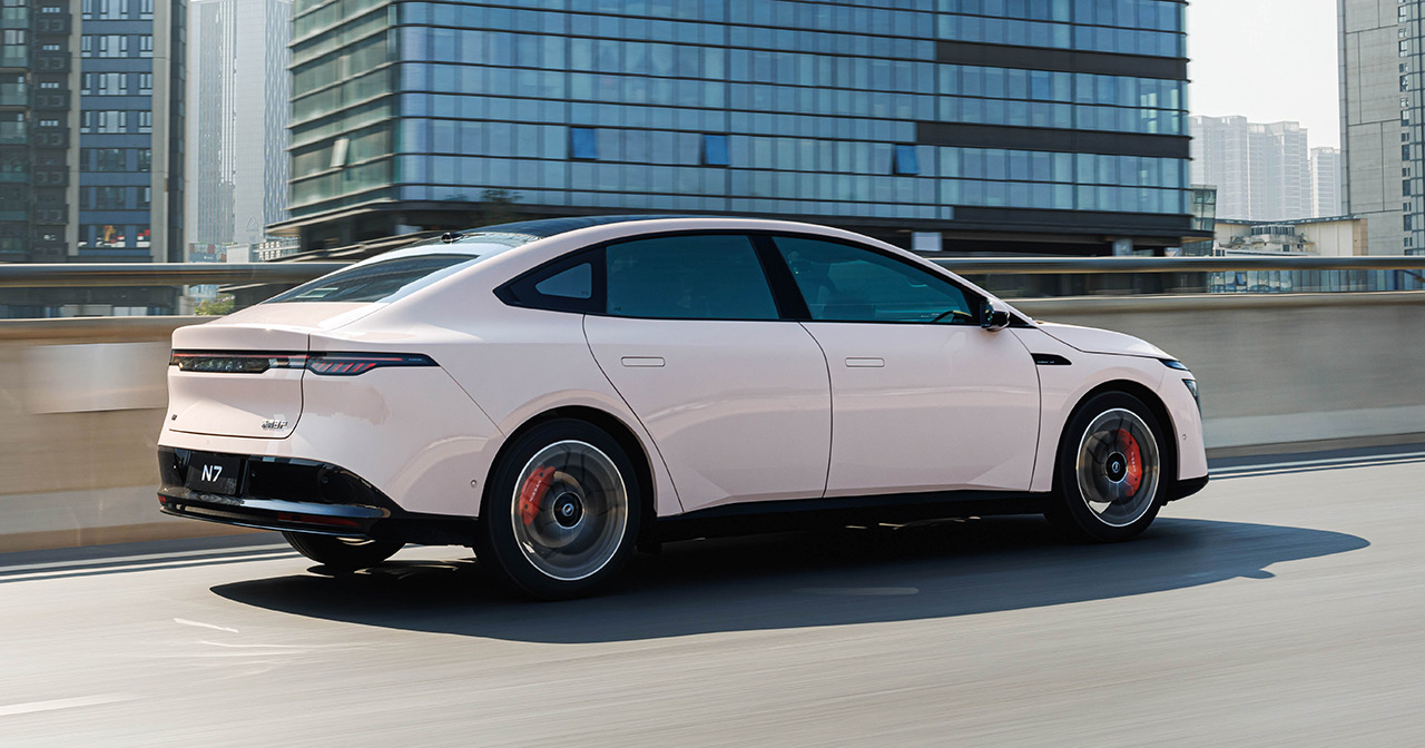 Seitenansicht der Elektro-Limousine Nissan N7