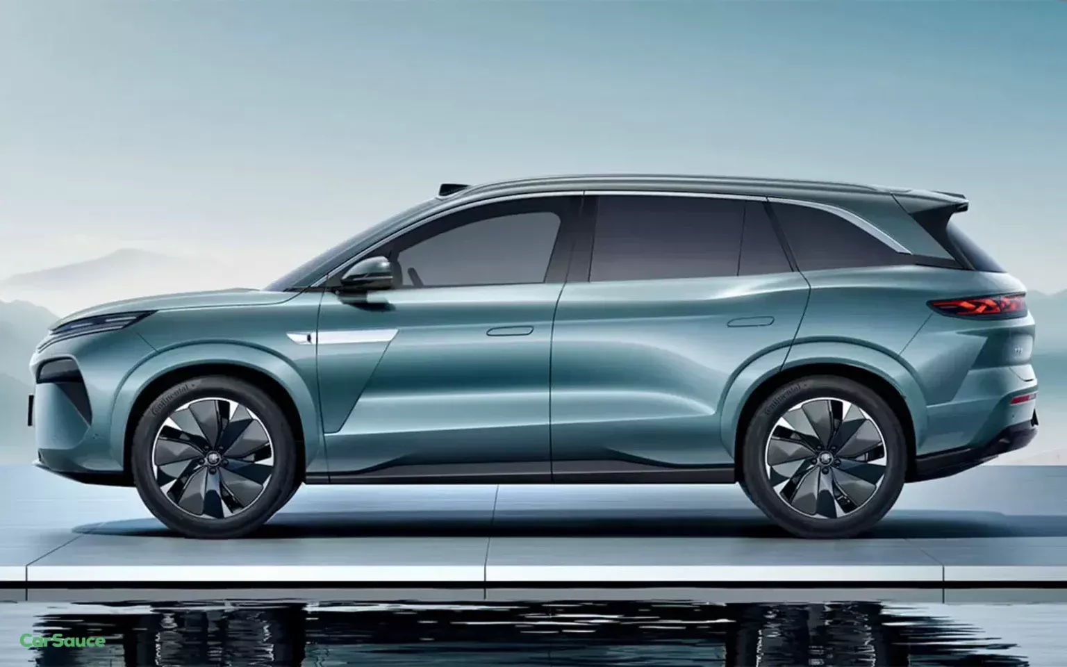 BYD Tang L Elektroauto auf der Straße BYD Tang L Elektroauto auf der Straße