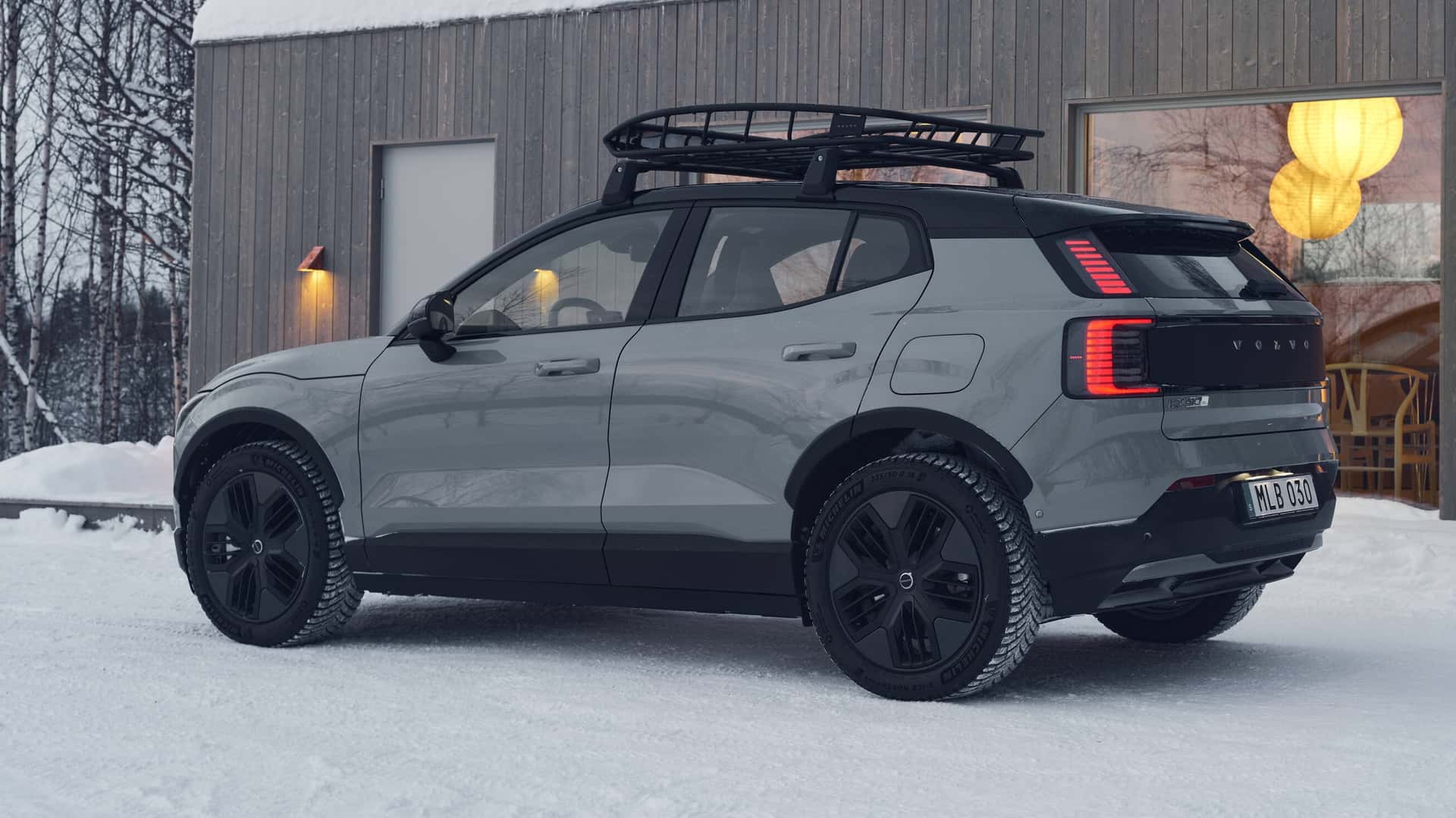 Volvo EX30 Cross Country vor der Kulisse der Natur Volvo EX30 Cross Country vor der Kulisse der Natur