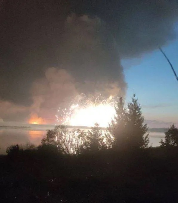 "Iskander", S-300, S-400 und nordkoreanische KN-23-Raketen flogen bei einem spektakulären ukrainischen Drohnenangriff auf: ein riesiges Munitionsdepot in Russland zerstört -4 "Iskander", S-300, S-400 und nordkoreanische KN-23-Raketen flogen bei einem spektakulären ukrainischen Drohnenangriff auf: ein riesiges Munitionsdepot in Russland zerstört -4