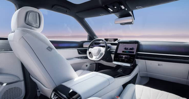 Honda P7 außen mit schmalen LED-Scheinwerfern Honda P7 außen mit schmalen LED-Scheinwerfern