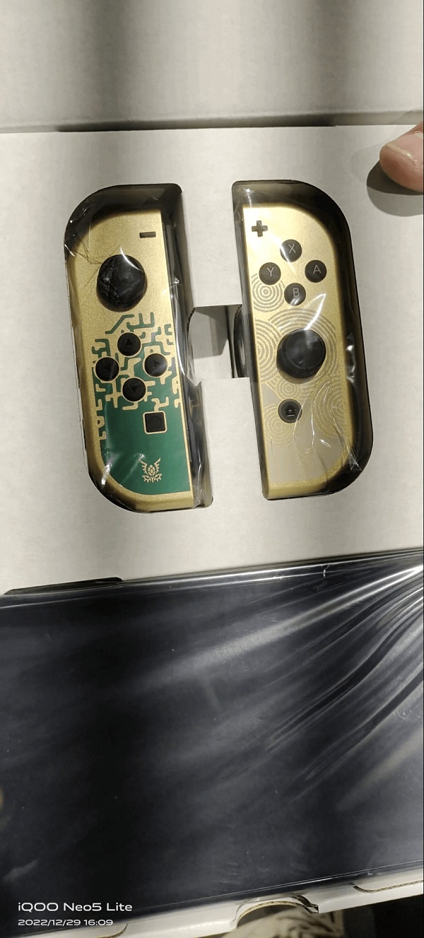 Fotos einer limitierten Auflage der Nintendo Switch OLED im Stil von The Legend of Zelda: Tears of the Kingdom sind online geleakt worden-5 Fotos einer limitierten Auflage der Nintendo Switch OLED im Stil von The Legend of Zelda: Tears of the Kingdom sind online geleakt worden-5