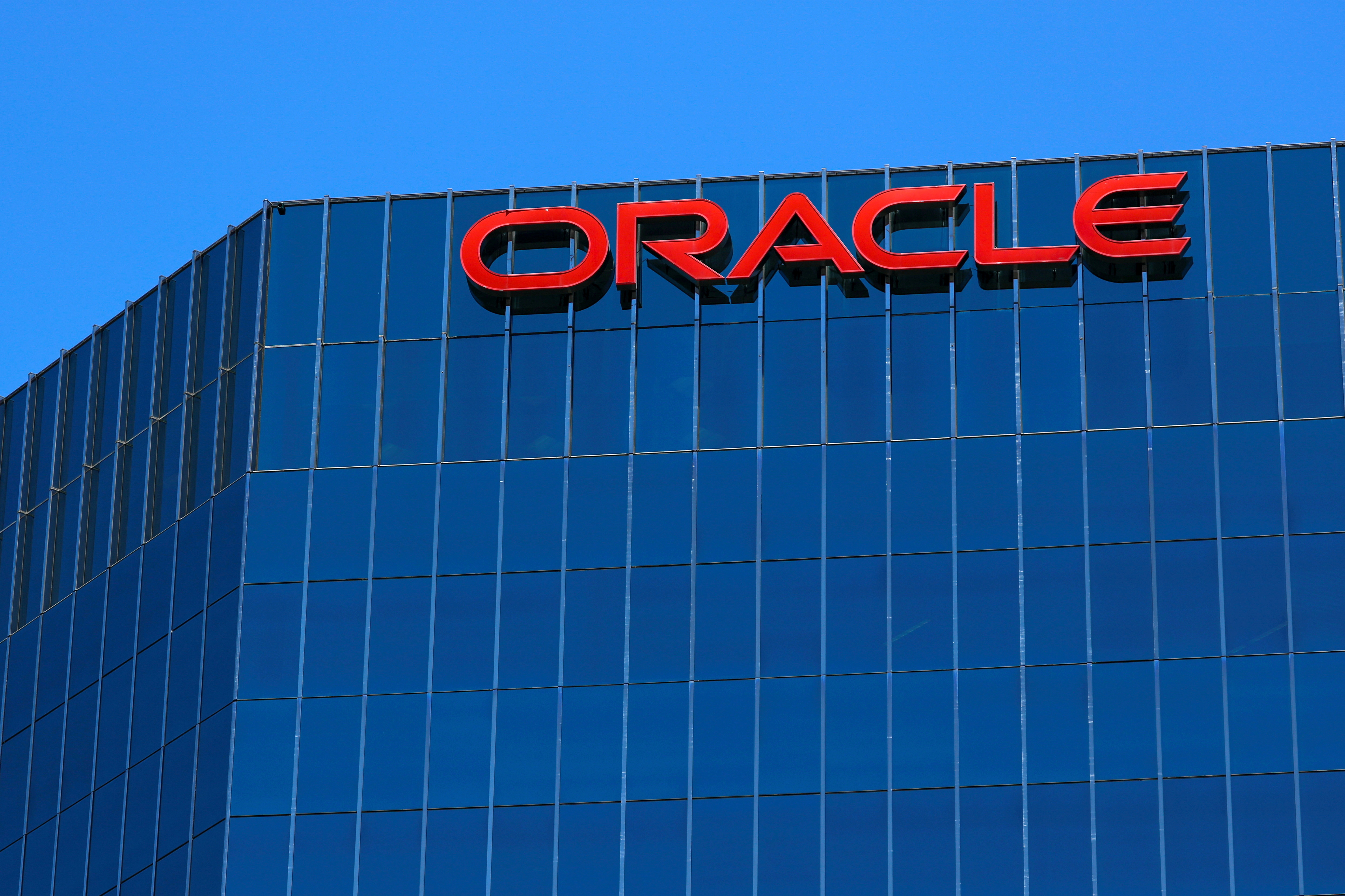 Oracle Gesellschaft Oracle ist ein amerikanisches Unternehmen, ein führender Softwareentwickler und Anbieter von Serverhardware für Unternehmen.