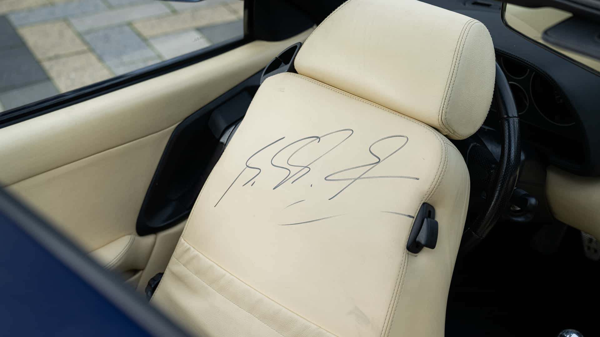 Details zum Ferrari F355 GTS von Michael Schumacher.