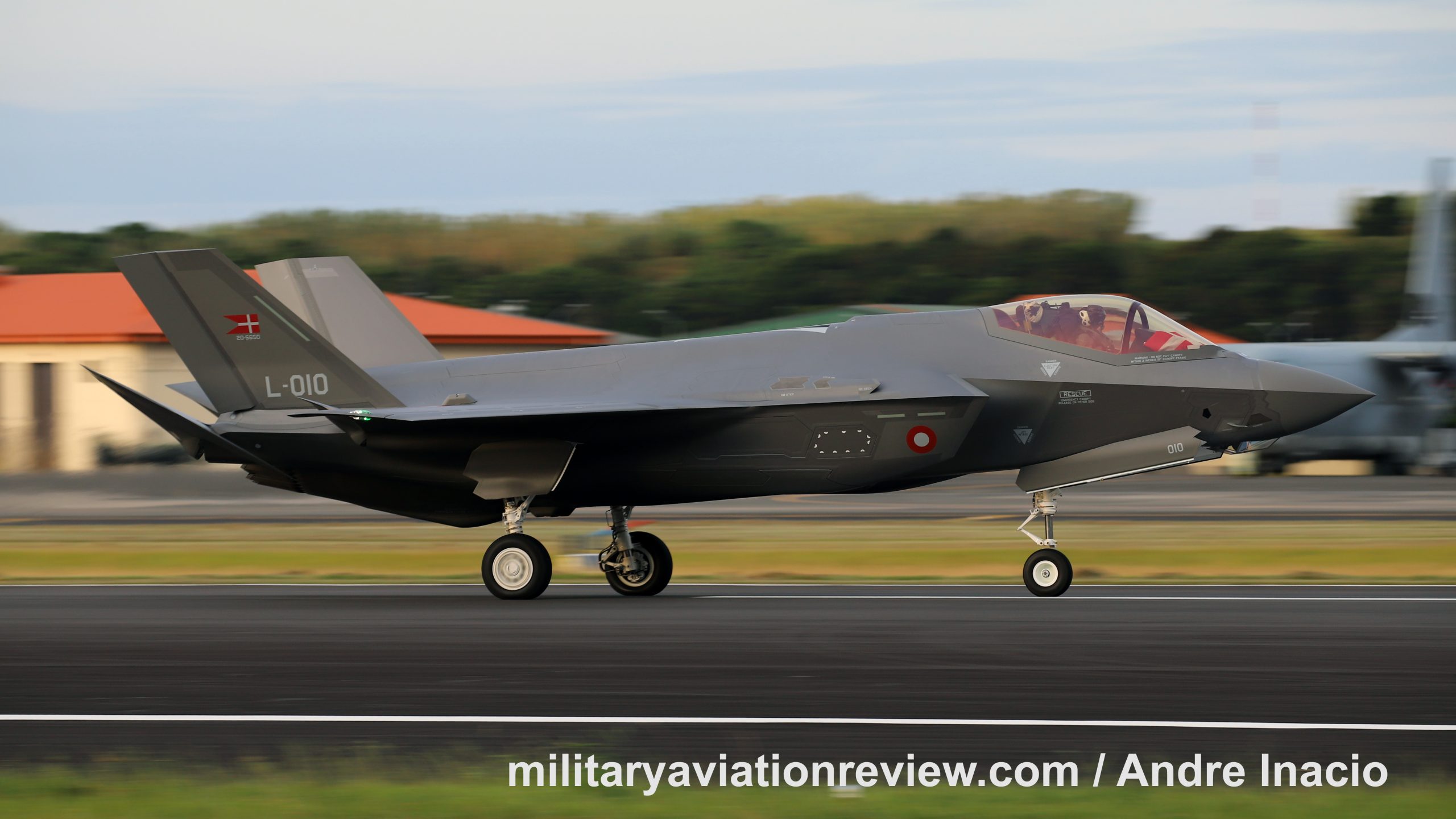 Lockheed Martin hat die ersten F-35 Lightning II-Kampfjets der fünften Generation an Dänemark ausgeliefert, doch die Auslieferung der neuen Flugzeuge wird erst ein Jahr später fortgesetzt Lockheed Martin hat die ersten F-35 Lightning II-Kampfjets der fünften Generation an Dänemark ausgeliefert, doch die Auslieferung der neuen Flugzeuge wird erst ein Jahr später fortgesetzt