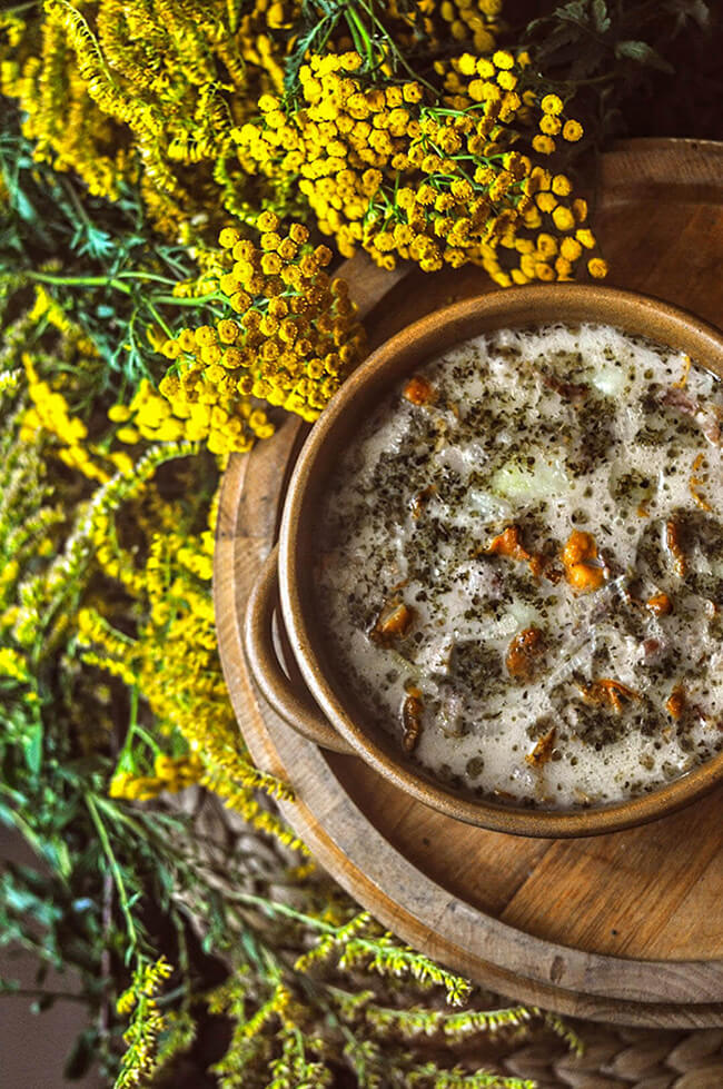 Eintopf aus The Witcher: Das farbenfrohe Kochbuch aus dem The Witcher-Universum kann ab sofort vorbestellt werden. Sie werden 80 einzigartige Gerichte aus einer Vielzahl von Lebensmitteln kochen können-4