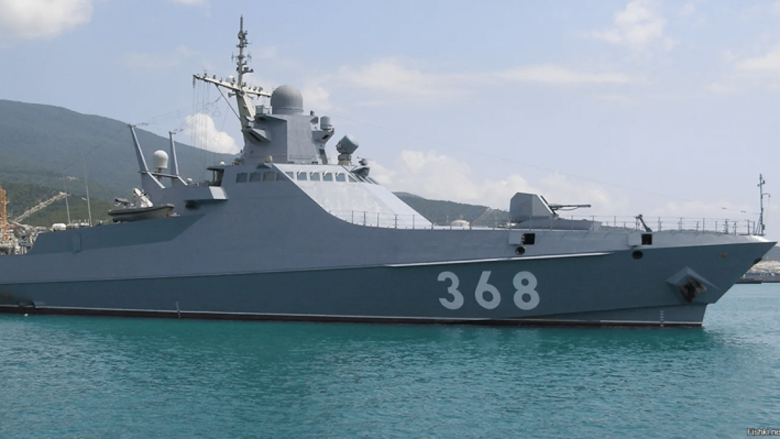 Der ukrainische Geheimdienst hat offiziell einen Drohnenangriff auf Russlands neuestes Schiff, die Sergei Kotov, bestätigt, die in Auftrag gegeben wurde und Kh-35- und Kalibr-Raketen tragen kann Der ukrainische Geheimdienst hat offiziell einen Drohnenangriff auf Russlands neuestes Schiff, die Sergei Kotov, bestätigt, die in Auftrag gegeben wurde und Kh-35- und Kalibr-Raketen tragen kann