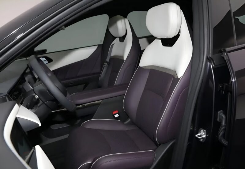 Stilvolles Interieur des Mazda EZ-60 Crossover-Fahrzeugs