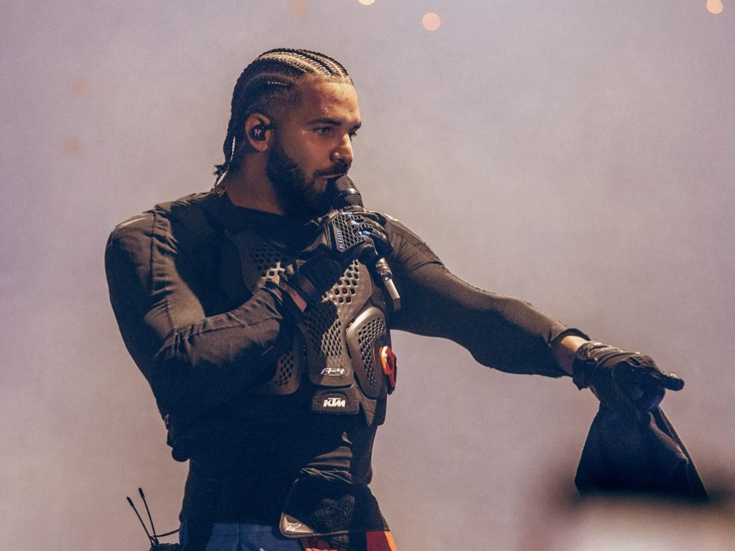 Drake entfernte einen Diss-Track mit Tupacs AI-Vocals nach Drohungen mit einem Rechtsstreit Drake entfernte einen Diss-Track mit Tupacs AI-Vocals nach Drohungen mit einem Rechtsstreit