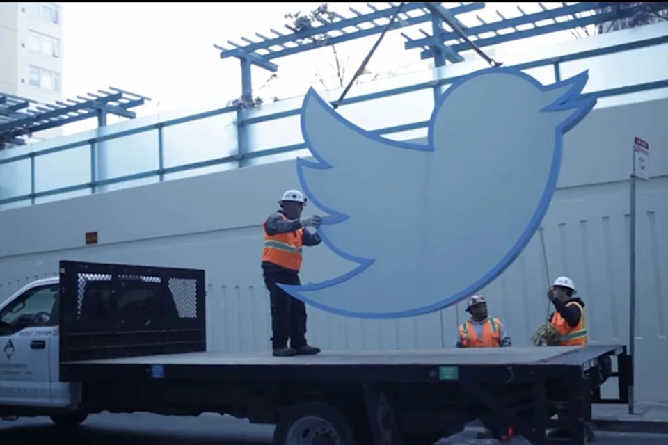 Demontage des Twitter-Logos Demontage des Twitter-Logos. Illustration von RR Auction