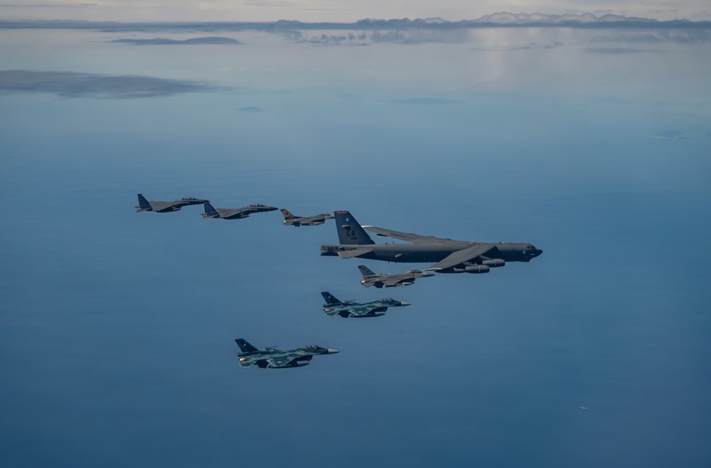 Die USA, die Republik Korea und Japan führten zum ersten Mal eine trilaterale Luftübung durch, an der B-52H Stratofortress, F-16 Fighting Falcon, F-15K Eagle und F-2 beteiligt waren. Die USA, die Republik Korea und Japan führten zum ersten Mal eine trilaterale Luftübung durch, an der B-52H Stratofortress, F-16 Fighting Falcon, F-15K Eagle und F-2 beteiligt waren.
