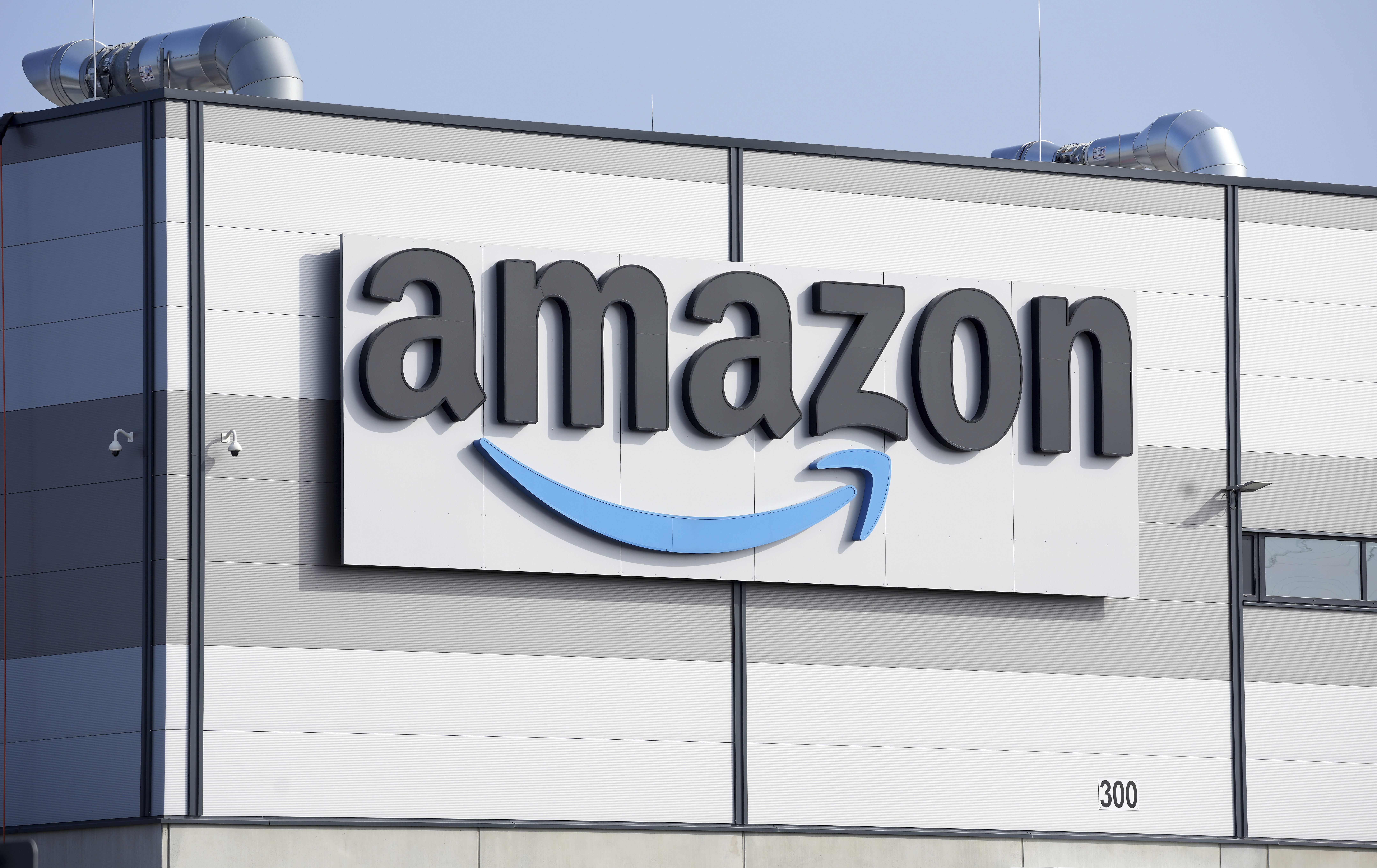 Amazon hat KI-gesteuerte Roboter in Lagerhäusern eingeführt, die die Auftragsabwicklung um 25 Prozent beschleunigen Amazon hat KI-gesteuerte Roboter in Lagerhäusern eingeführt, die die Auftragsabwicklung um 25 Prozent beschleunigen