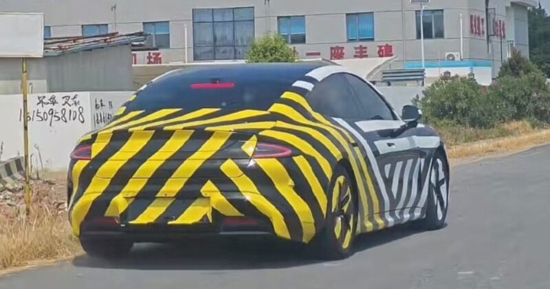 Xiaomi SU7 L verlängerte Limousine Prototyp in Tarnung