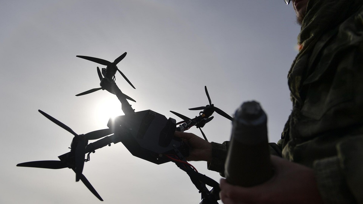 Spektakuläres Video: Ukrainische FPV-Drohnen besiegten eine Kolonne russischer Ausrüstung im Grenzgebiet der Region Kursk