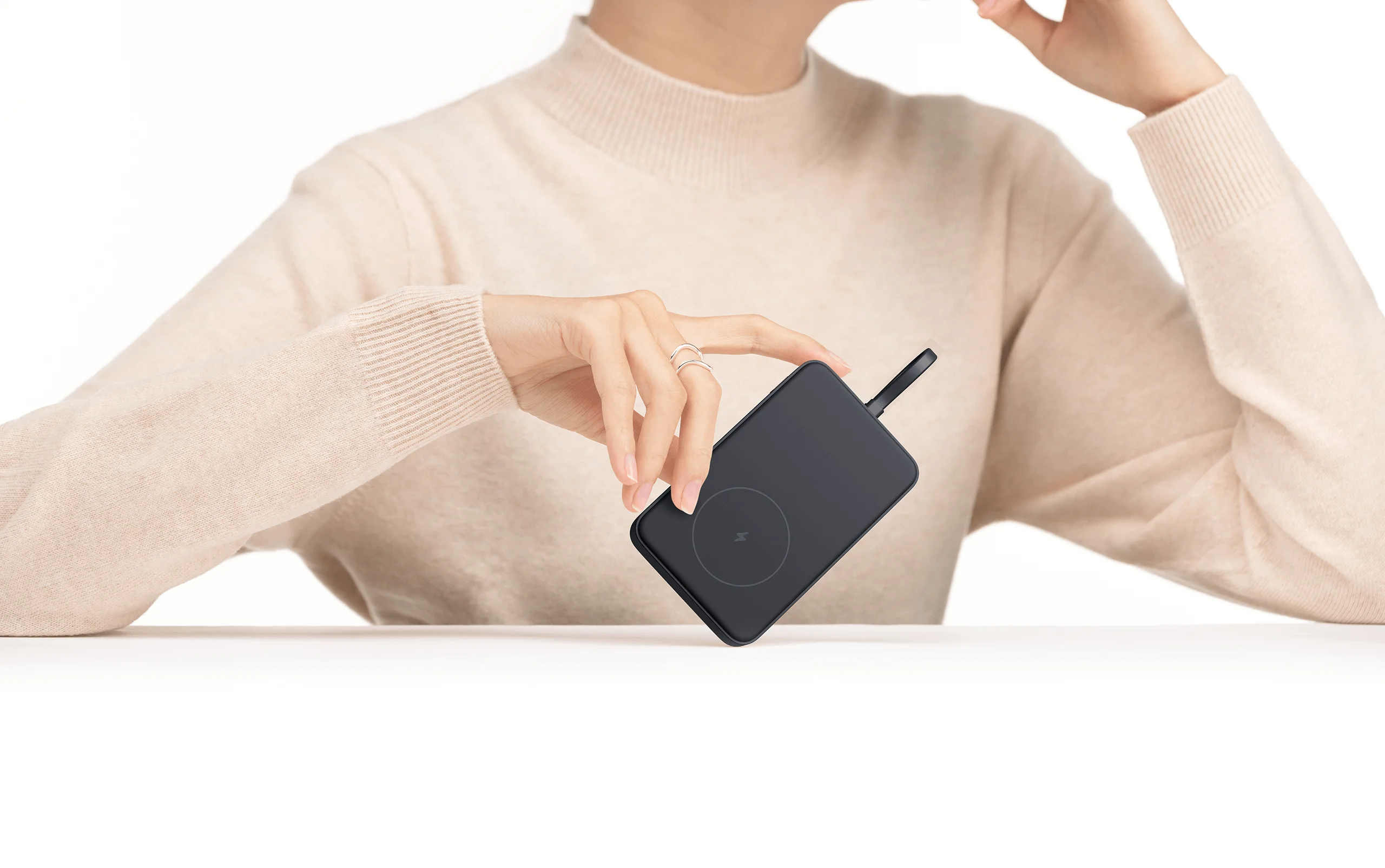Power Bank 33W mit integriertem Kabel Power Bank 33W mit integriertem Kabel