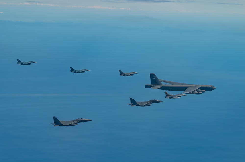 Die USA, die Republik Korea und Japan führten zum ersten Mal eine trilaterale Luftübung durch, an der B-52H Stratofortress, F-16 Fighting Falcon, F-15K Eagle und F-2 beteiligt waren.-2 Die USA, die Republik Korea und Japan führten zum ersten Mal eine trilaterale Luftübung durch, an der B-52H Stratofortress, F-16 Fighting Falcon, F-15K Eagle und F-2 beteiligt waren.-2