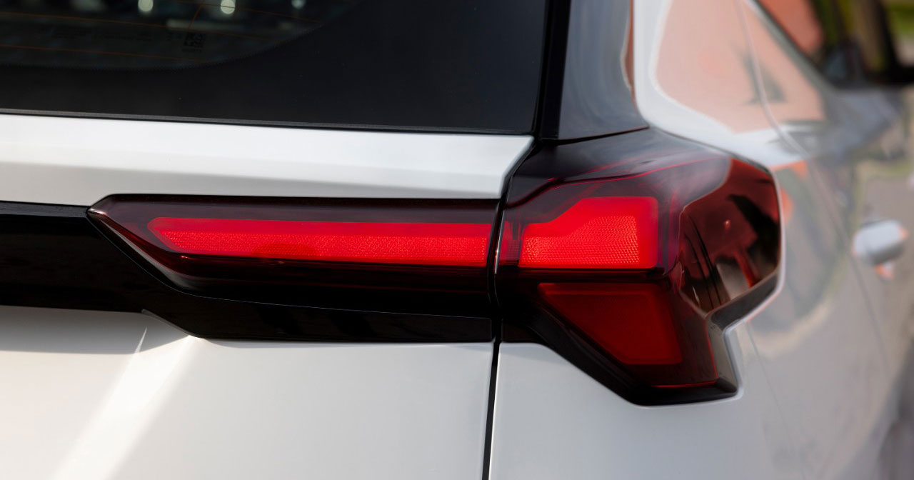Bild des Chevrolet Bolt EV im Hintergrund der Fabrik Bild des Chevrolet Bolt EV im Hintergrund der Fabrik