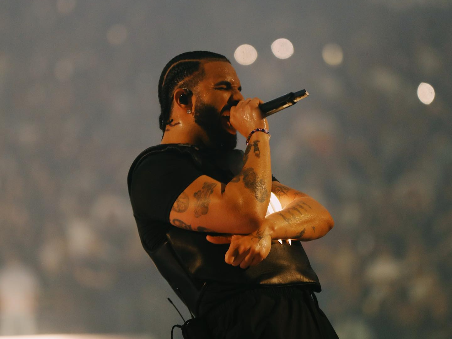 Drake verwirrt Debatte über künstliche Intelligenz in "Push Ups" mit tiefem Fake Drake verwirrt Debatte über künstliche Intelligenz in "Push Ups" mit tiefem Fake