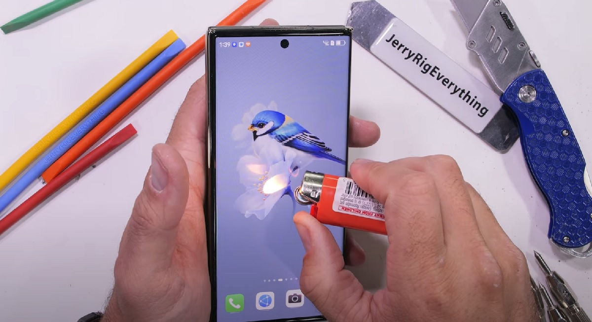 Bis zum Ende durchgehalten und als Held gestorben: Ein Blogger hat das faltbare Huawei Mate XT Smartphone mit Sand, Skalpell und Feuer getestet (Video) Bis zum Ende durchgehalten und als Held gestorben: Ein Blogger hat das faltbare Huawei Mate XT Smartphone mit Sand, Skalpell und Feuer getestet (Video)