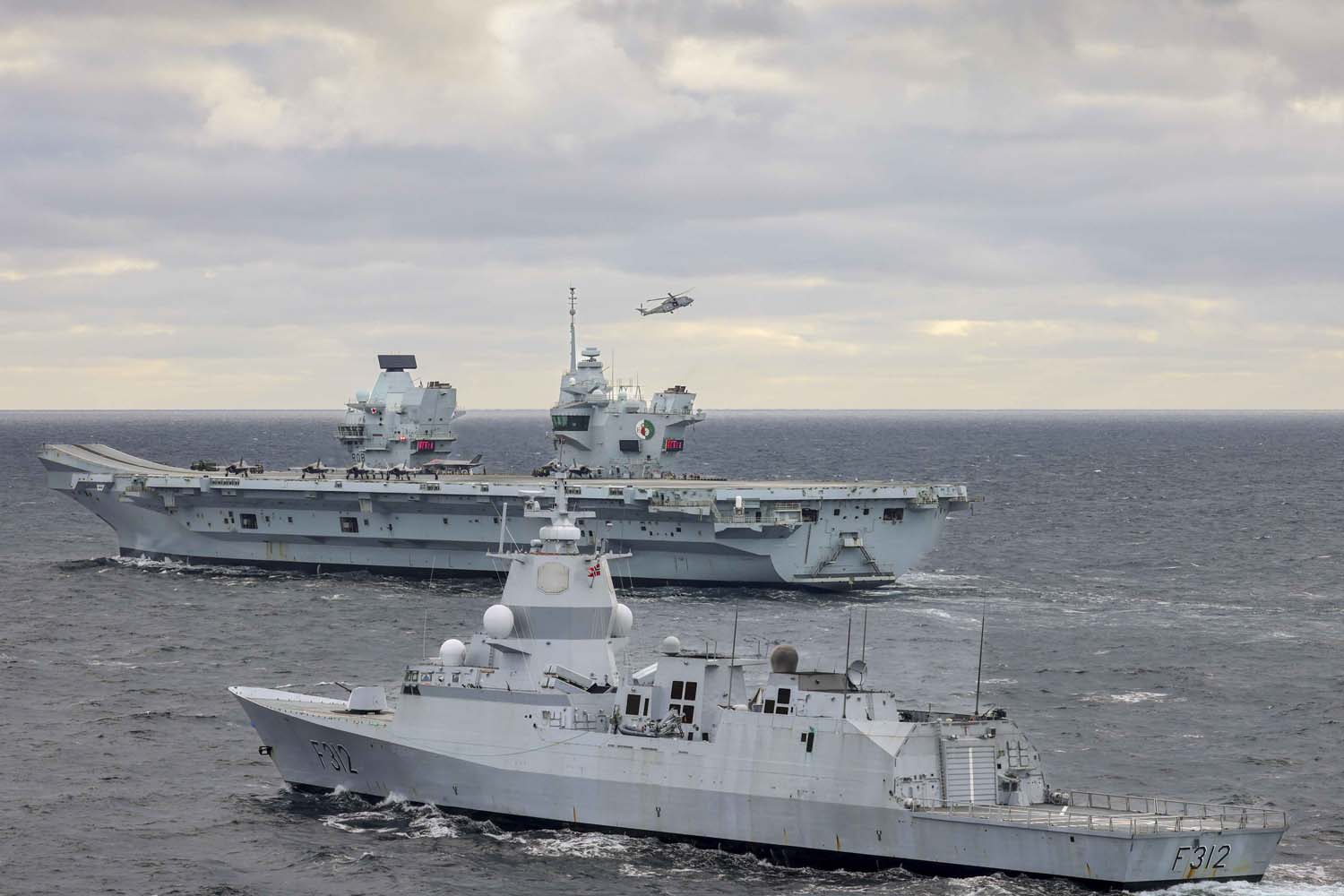 Der britische Flugzeugträger HMS Queen Elizabeth, der Kampfflugzeuge der fünften Generation vom Typ F-35B Lightning II an Bord hat, ist zum ersten Mal in der Geschichte unter NATO-Kommando gestellt worden.-7 Der britische Flugzeugträger HMS Queen Elizabeth, der Kampfflugzeuge der fünften Generation vom Typ F-35B Lightning II an Bord hat, ist zum ersten Mal in der Geschichte unter NATO-Kommando gestellt worden.-7