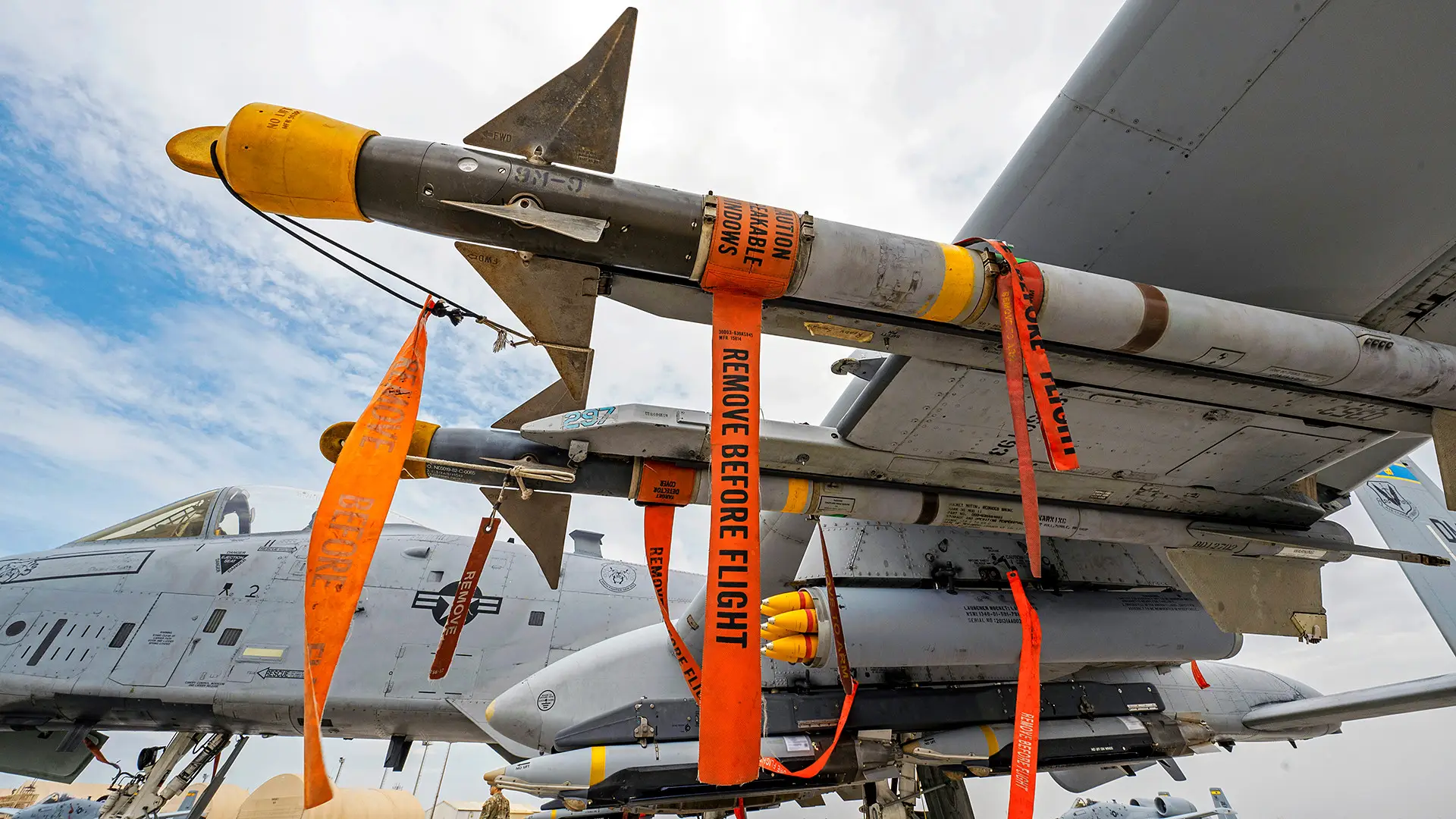 Das ikonische Kampfflugzeug A-10 Thunderbolt II kann jetzt APKWS II-Raketen und GBU-39/B-Lenkbomben mit kleinem Durchmesser einsetzen Das ikonische Kampfflugzeug A-10 Thunderbolt II kann jetzt APKWS II-Raketen und GBU-39/B-Lenkbomben mit kleinem Durchmesser einsetzen