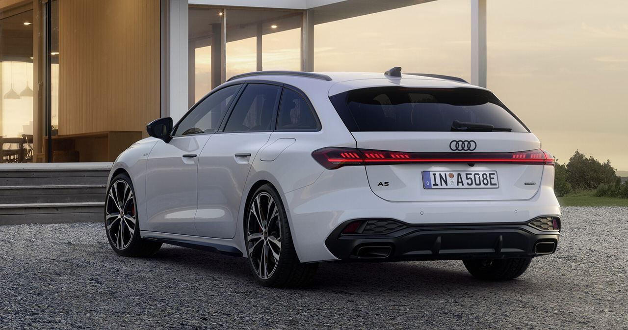 Audi A5 e-hybrid mit offener Motorhaube