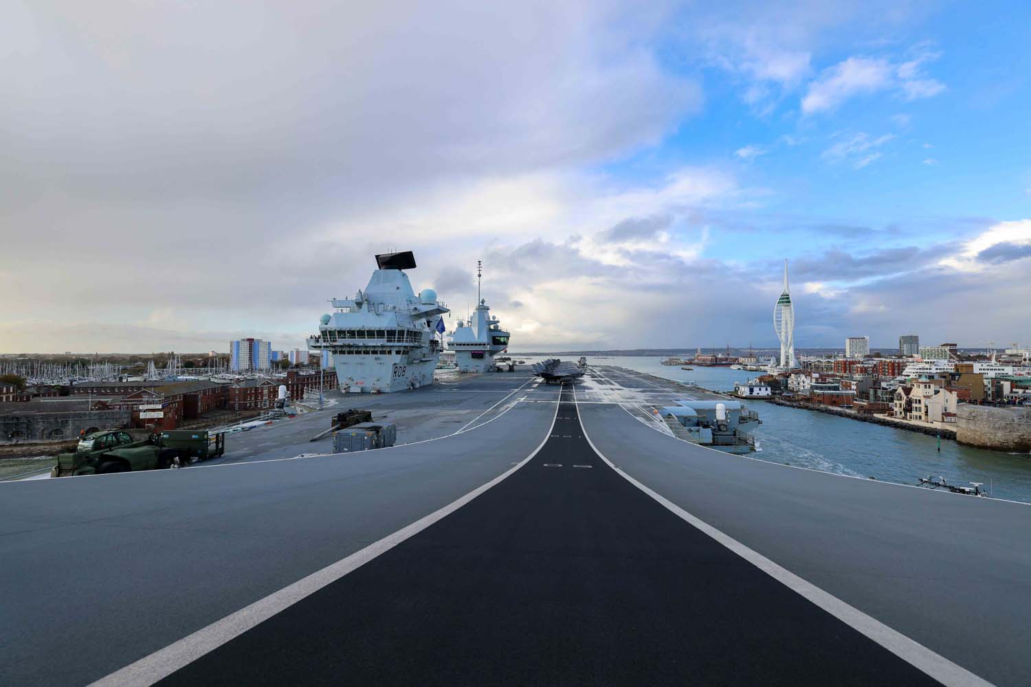 Der britische Flugzeugträger HMS Queen Elizabeth, der Kampfflugzeuge der fünften Generation vom Typ F-35B Lightning II an Bord hat, ist zum ersten Mal in der Geschichte unter NATO-Kommando gestellt worden.-8 Der britische Flugzeugträger HMS Queen Elizabeth, der Kampfflugzeuge der fünften Generation vom Typ F-35B Lightning II an Bord hat, ist zum ersten Mal in der Geschichte unter NATO-Kommando gestellt worden.-8