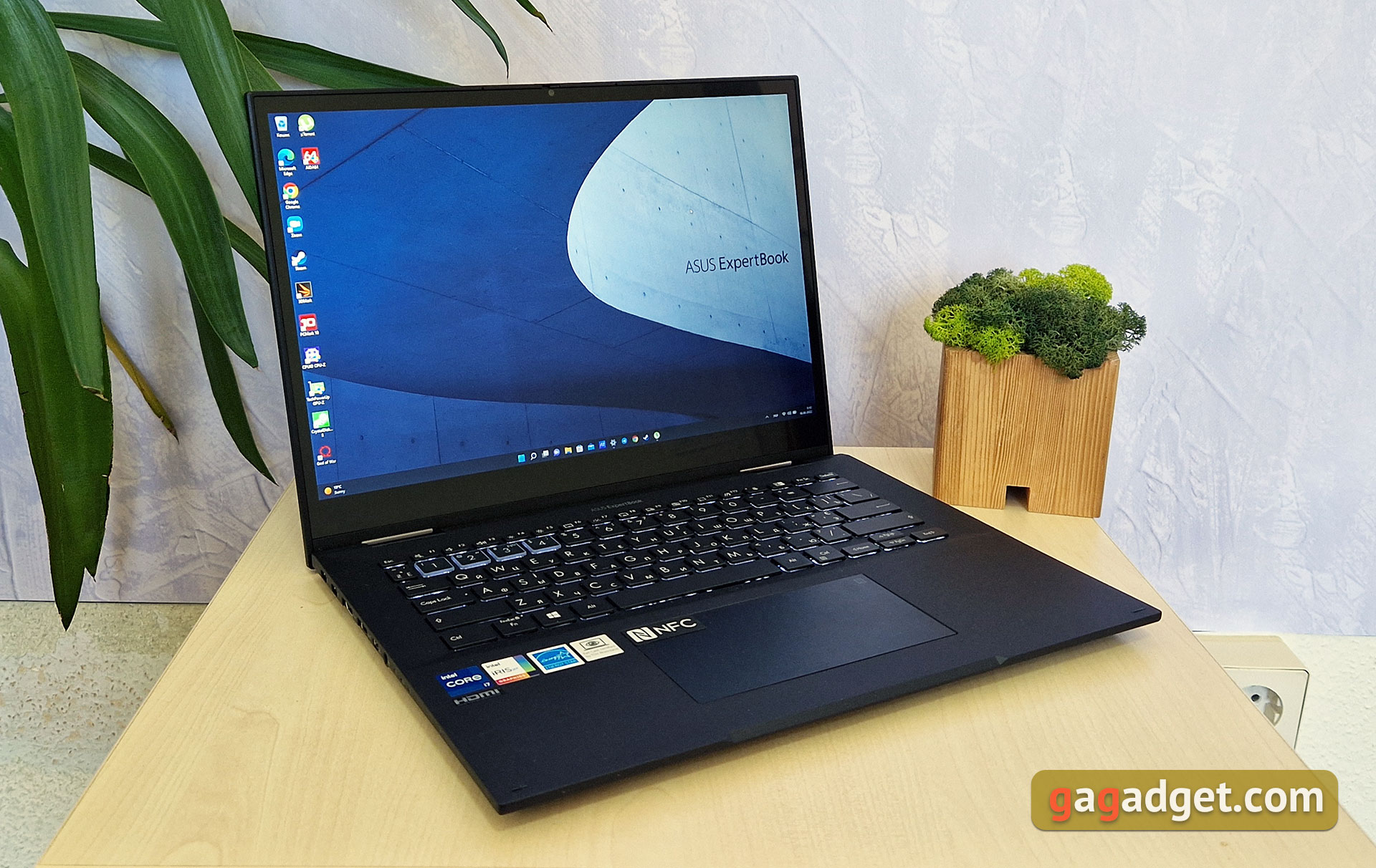 ASUS ExpertBook B7 Flip (B7402FEA) Test: Ein Flaggschiff-Enterprise-Notebook mit einem robusten Gehäuse ASUS ExpertBook B7 Flip (B7402FEA) Test: Ein Flaggschiff-Enterprise-Notebook mit einem robusten Gehäuse