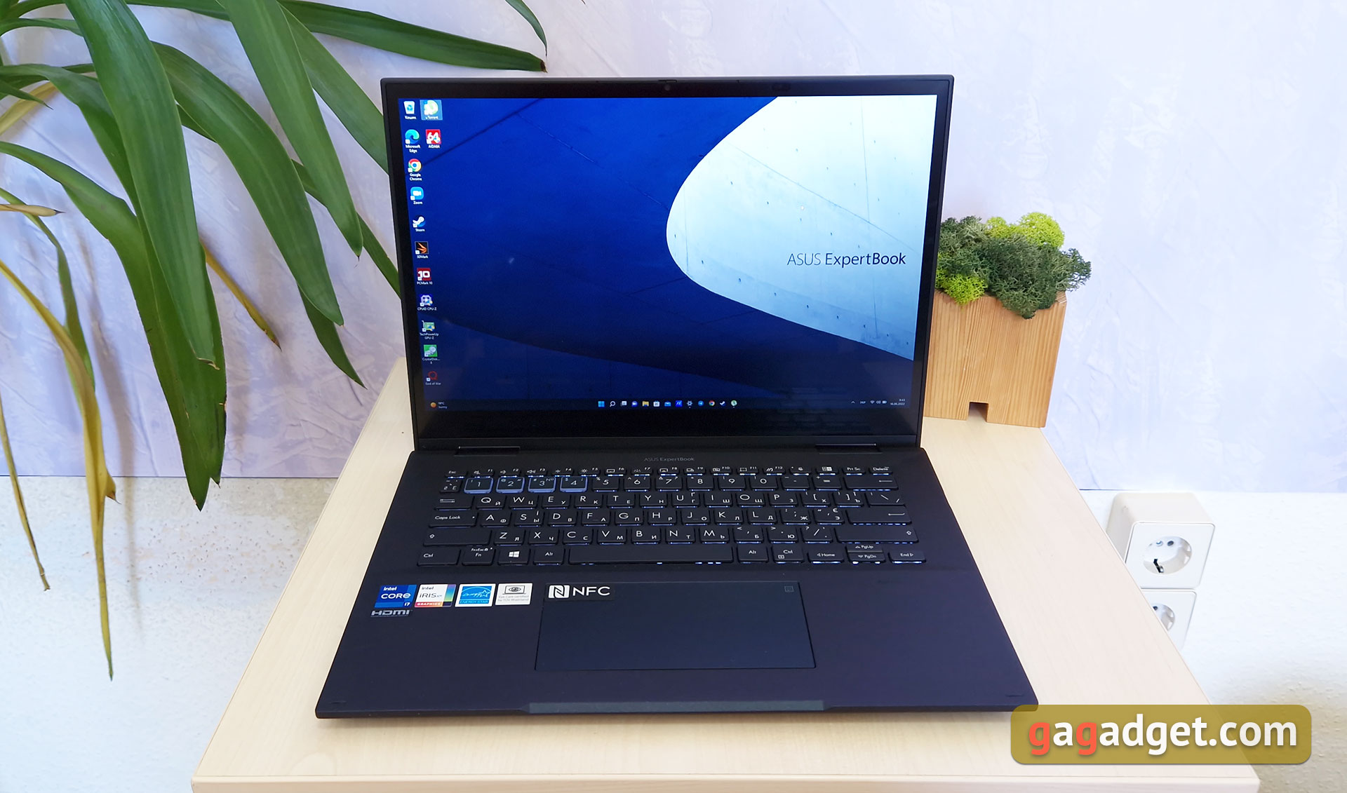 ASUS ExpertBook B7 Flip (B7402FEA) Test: Ein Flaggschiff-Enterprise-Notebook mit einem robusten Gehäuse-6 ASUS ExpertBook B7 Flip (B7402FEA) Test: Ein Flaggschiff-Enterprise-Notebook mit einem robusten Gehäuse-6