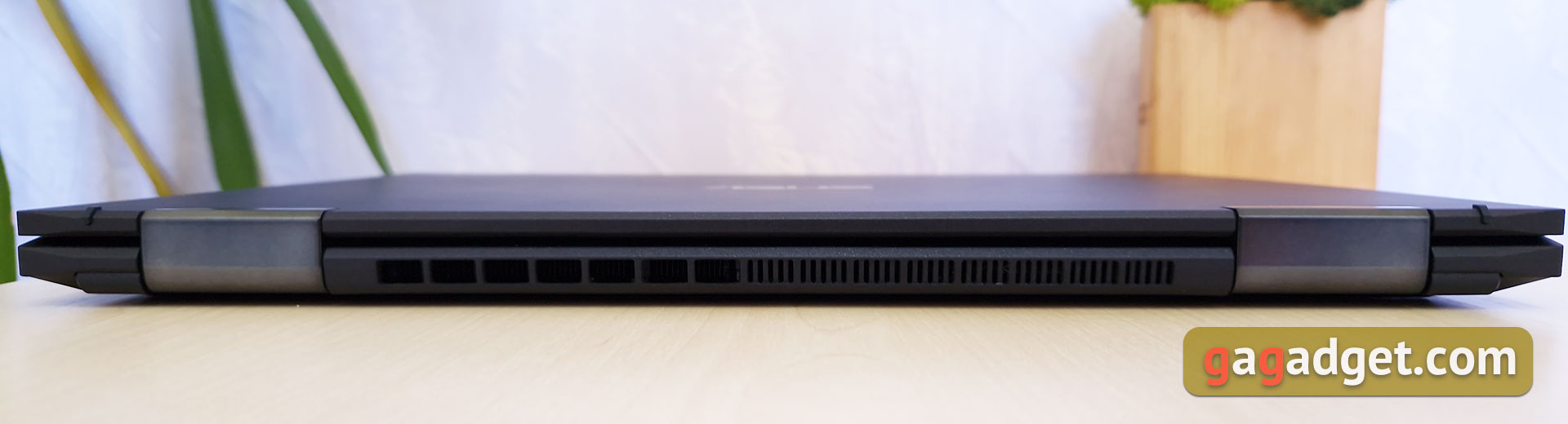 ASUS ExpertBook B7 Flip (B7402FEA) Test: Ein Flaggschiff-Enterprise-Notebook mit einem robusten Gehäuse-11 ASUS ExpertBook B7 Flip (B7402FEA) Test: Ein Flaggschiff-Enterprise-Notebook mit einem robusten Gehäuse-11